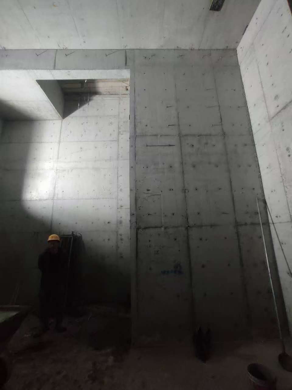 安陆墙上开槽钢筋断了有影响吗